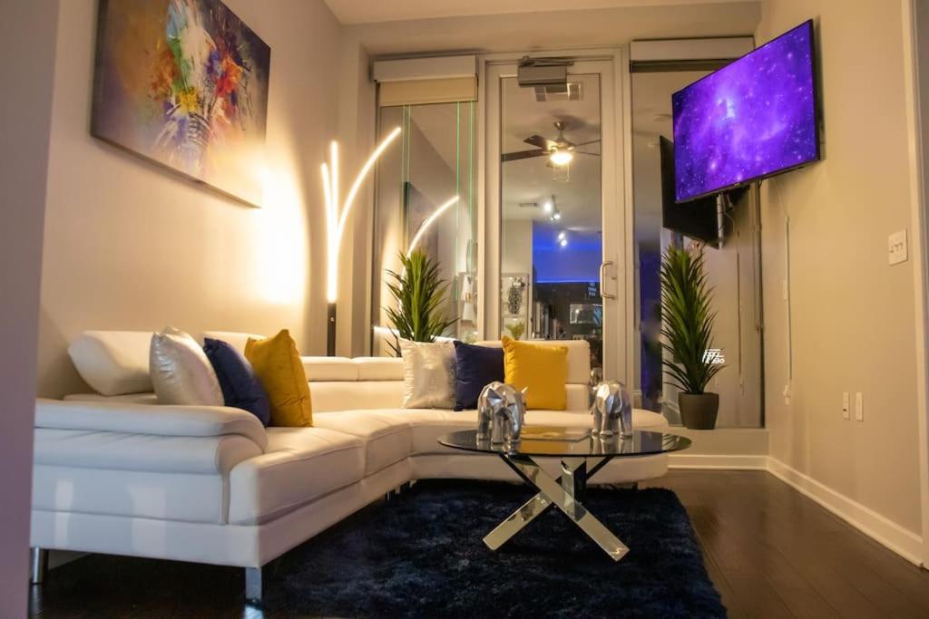 Apartment Downtown Luxe Skyline Haven.