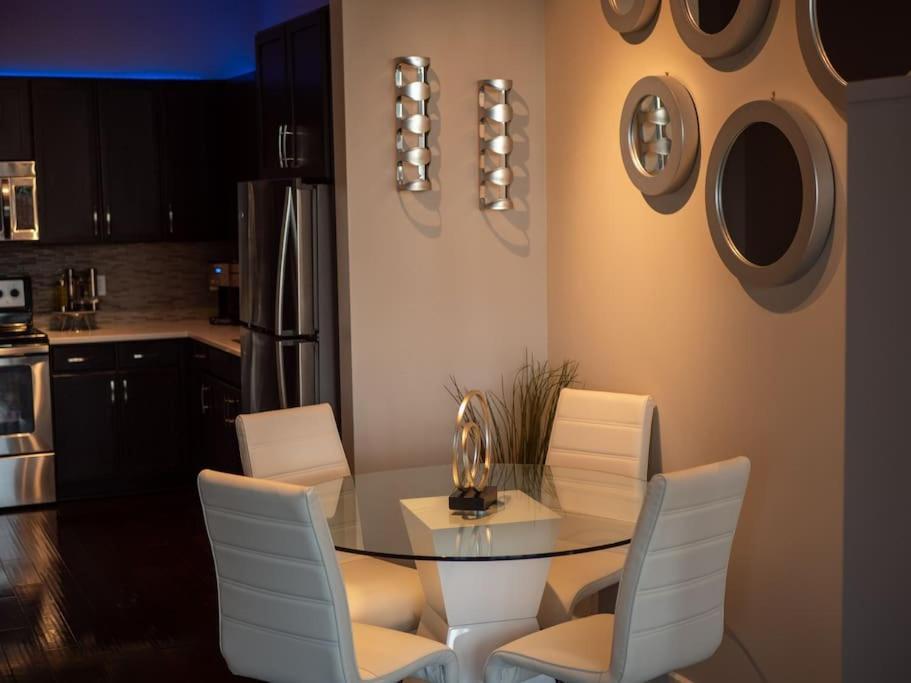Downtown Luxe Skyline Haven. Apartment