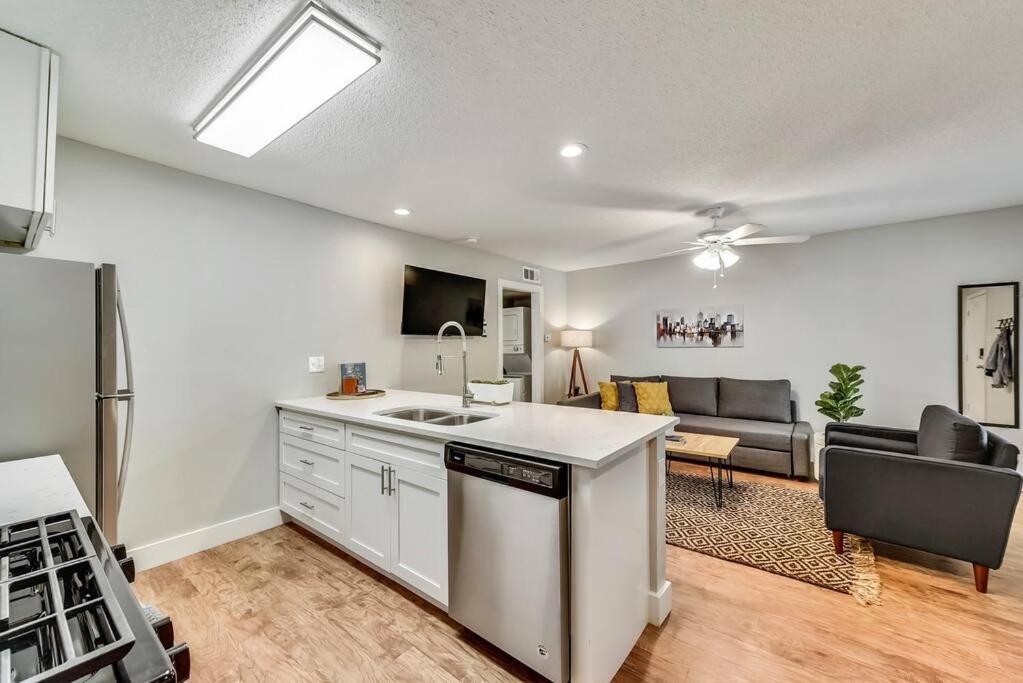 Hello Gorgeous Flat Near Downtown! *