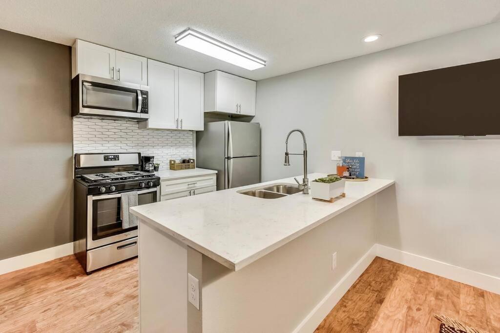 Hello Gorgeous Flat Near Downtown! *
