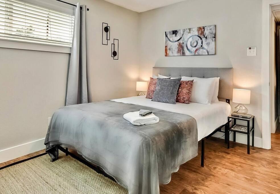 Hello Gorgeous Flat Near Downtown! *