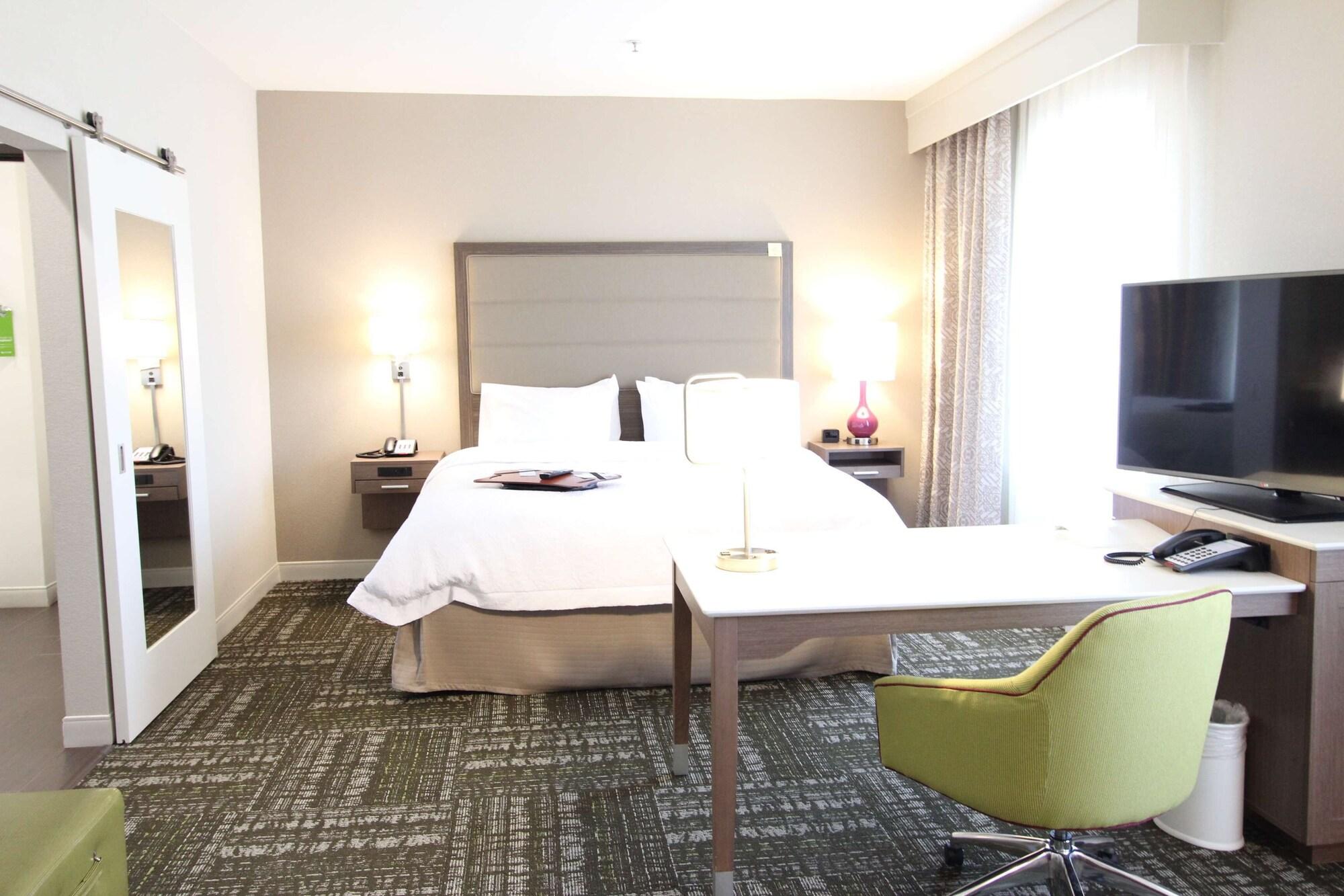 Hampton & Market Center Hotel