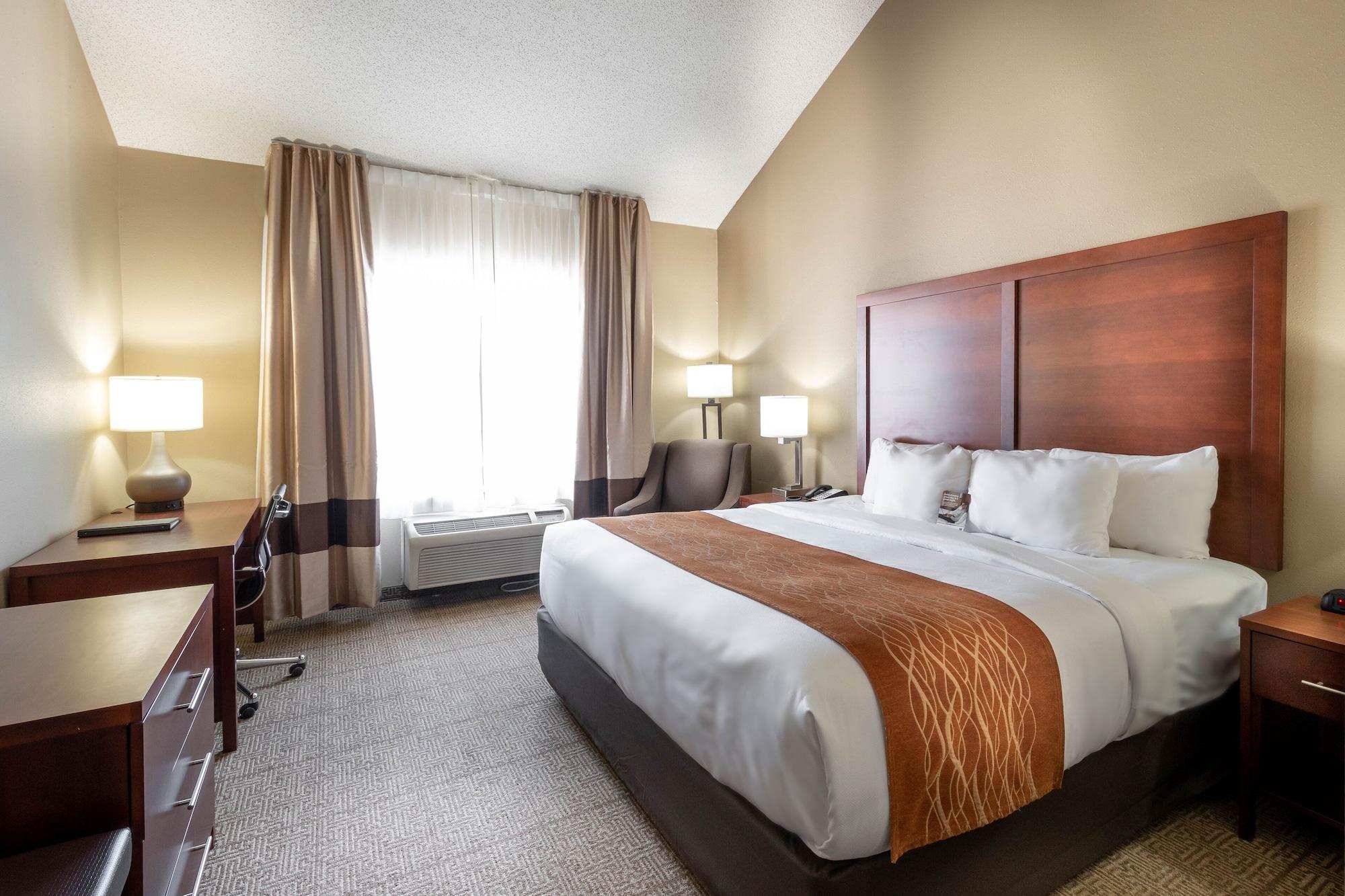 Comfort & Field-dallas Market Center Hotel