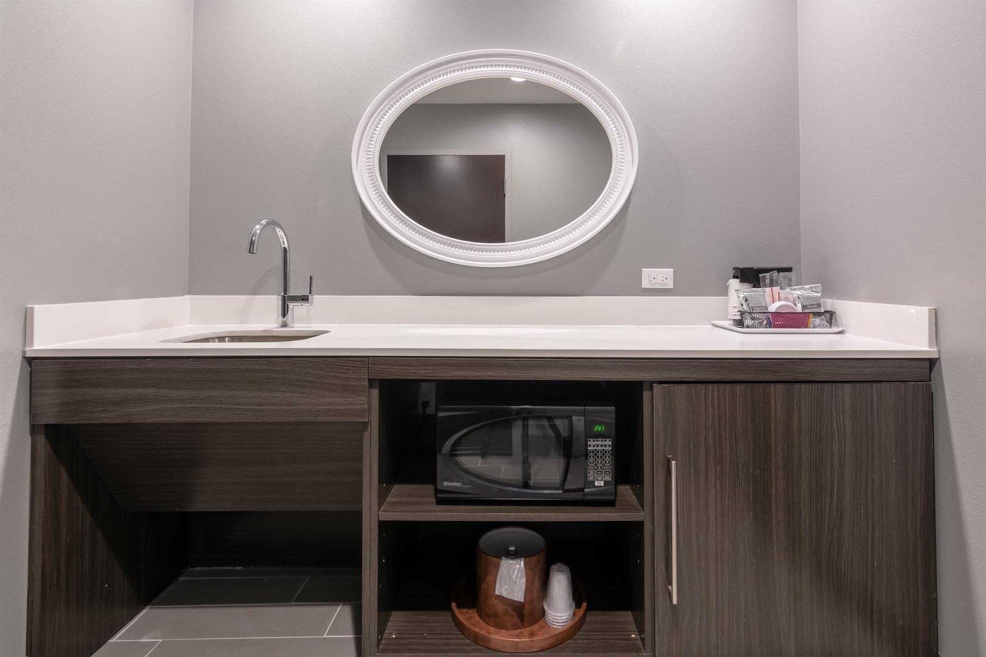Hotel Hampton & East 3*