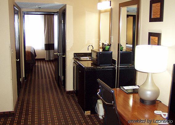 Hotel Quality & I-35 E-walnut Hill 2*