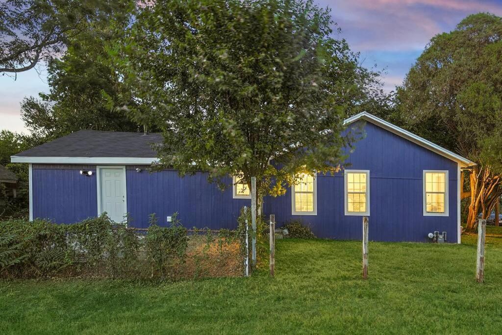 Cowboy Royal Blue Star House 2 Mi To Fair Park Holiday home *