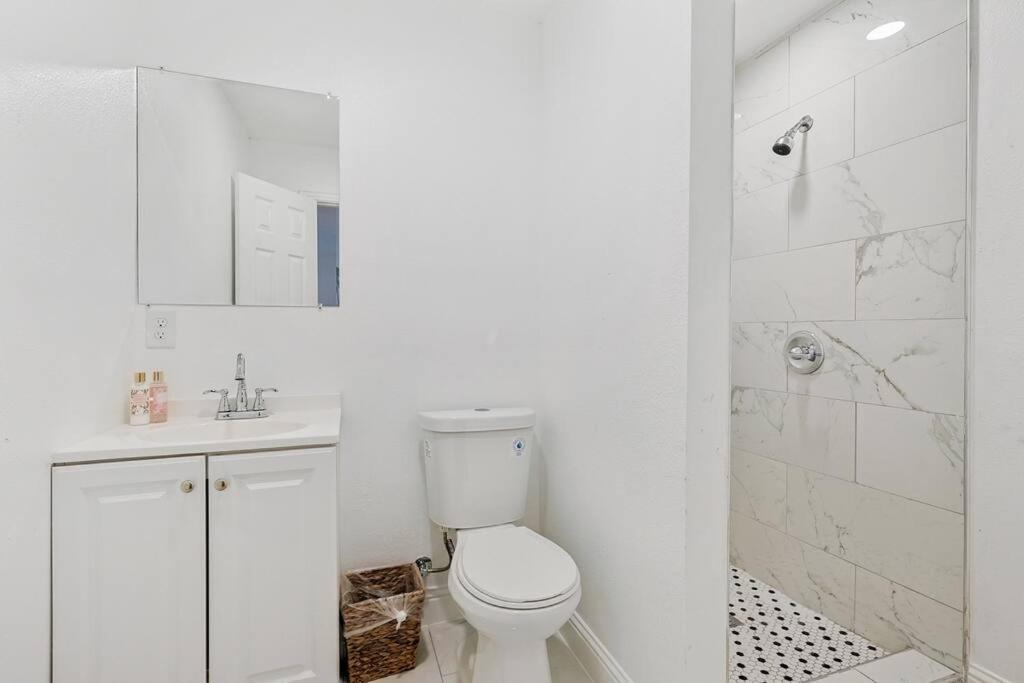 Cowboy Royal Blue Star House 2 Mi To Fair Park Holiday home *