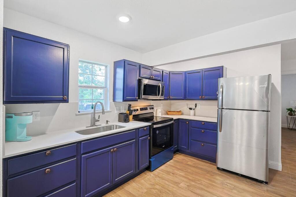Cowboy Royal Blue Star House 2 Mi To Fair Park Holiday home *