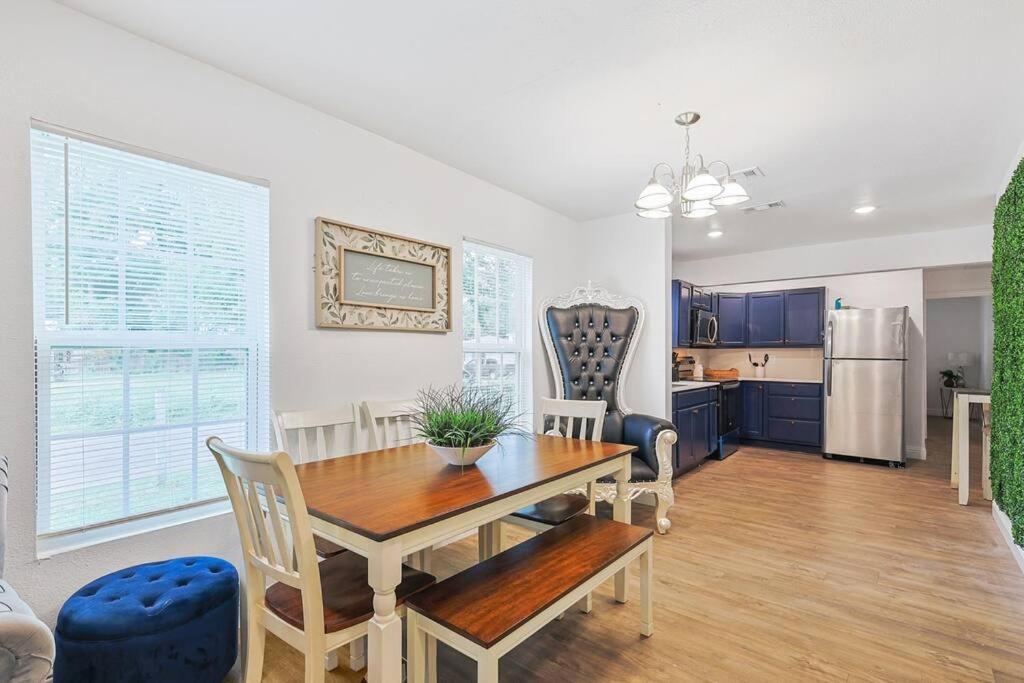 Cowboy Royal Blue Star House 2 Mi To Fair Park Holiday home *