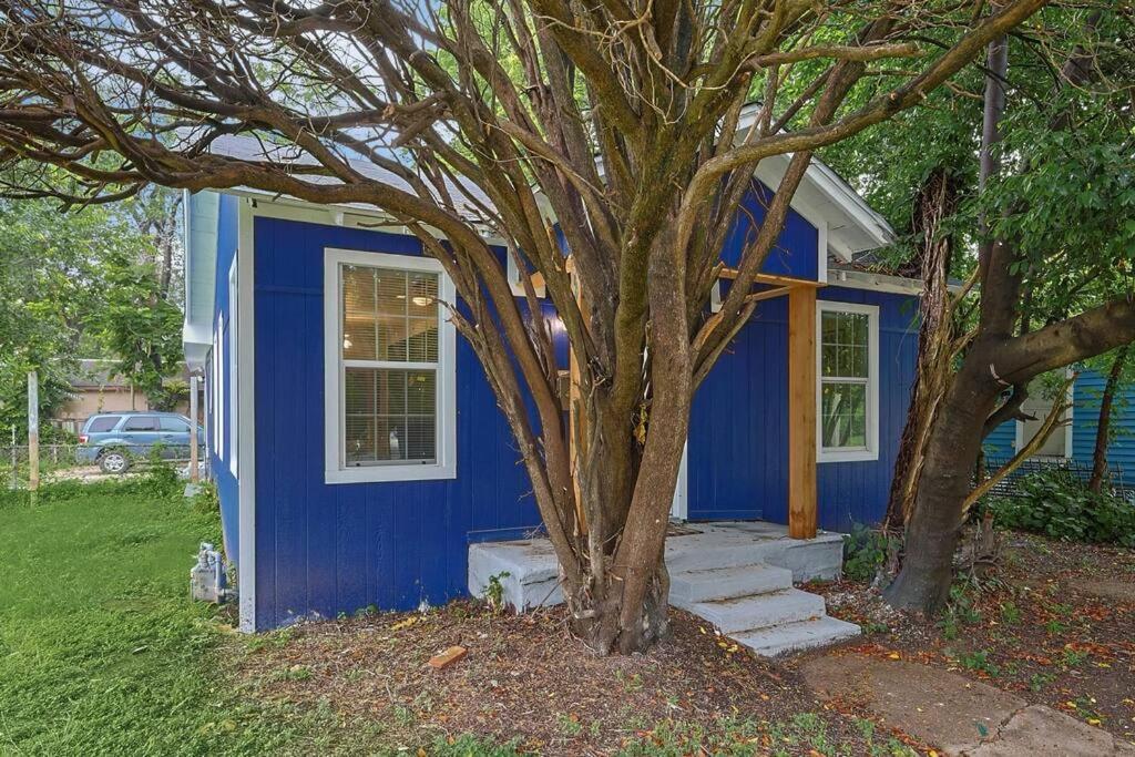 Cowboy Royal Blue Star House 2 Mi To Fair Park Holiday home