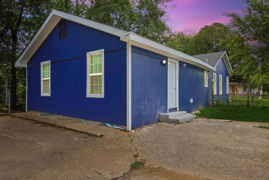 Cowboy Royal Blue Star House 2 Mi To Fair Park Holiday home