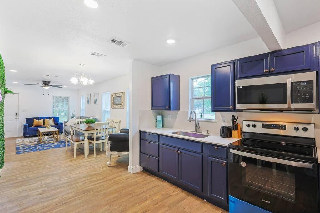 Cowboy Royal Blue Star House 2 Mi To Fair Park Holiday home Dallas