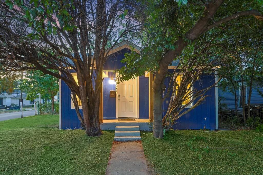 Cowboy Royal Blue Star House 2 Mi To Fair Park Holiday home *