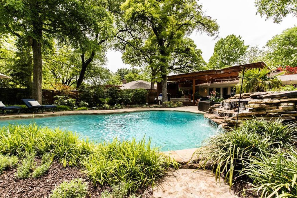 Villa Hawaii In Dallas