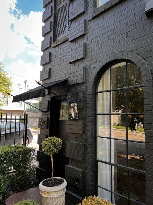 Mr. Nomad: Artistic Abode In Uptown *