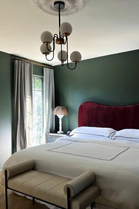Mr. Nomad: Parisian Pophaus In Uptown Apartment *