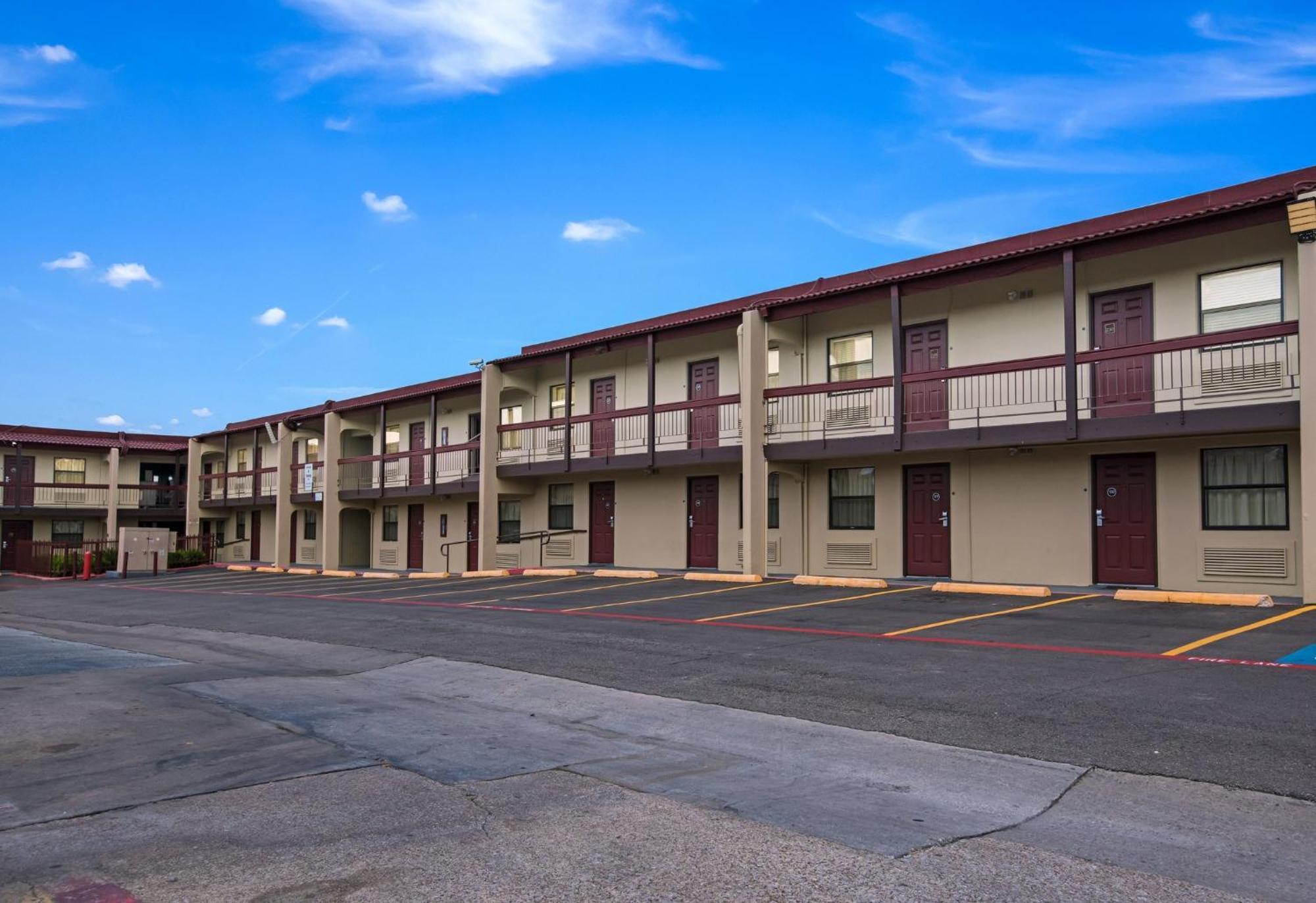 Motel Red Roof North - Park 2*