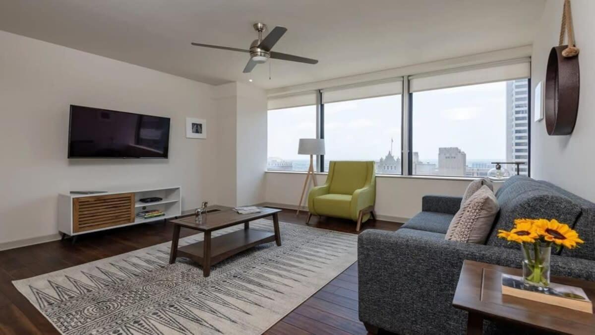 16th Fl Bold Cozysuites With Pool, Gym #3 Apartment *