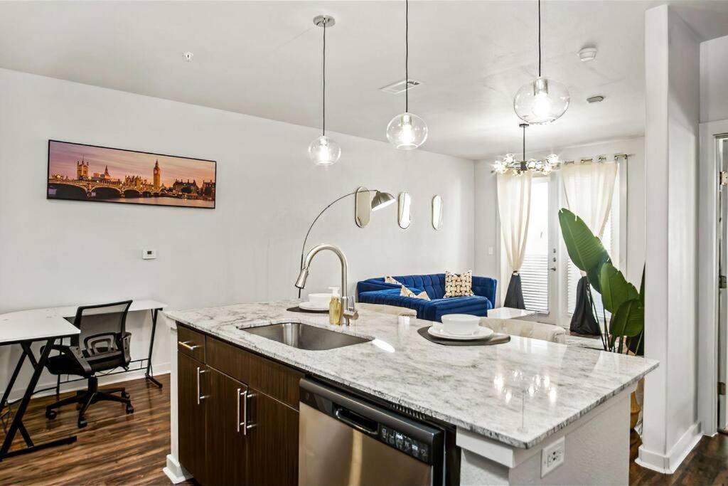 Contemporary Lux 1bd Downtown