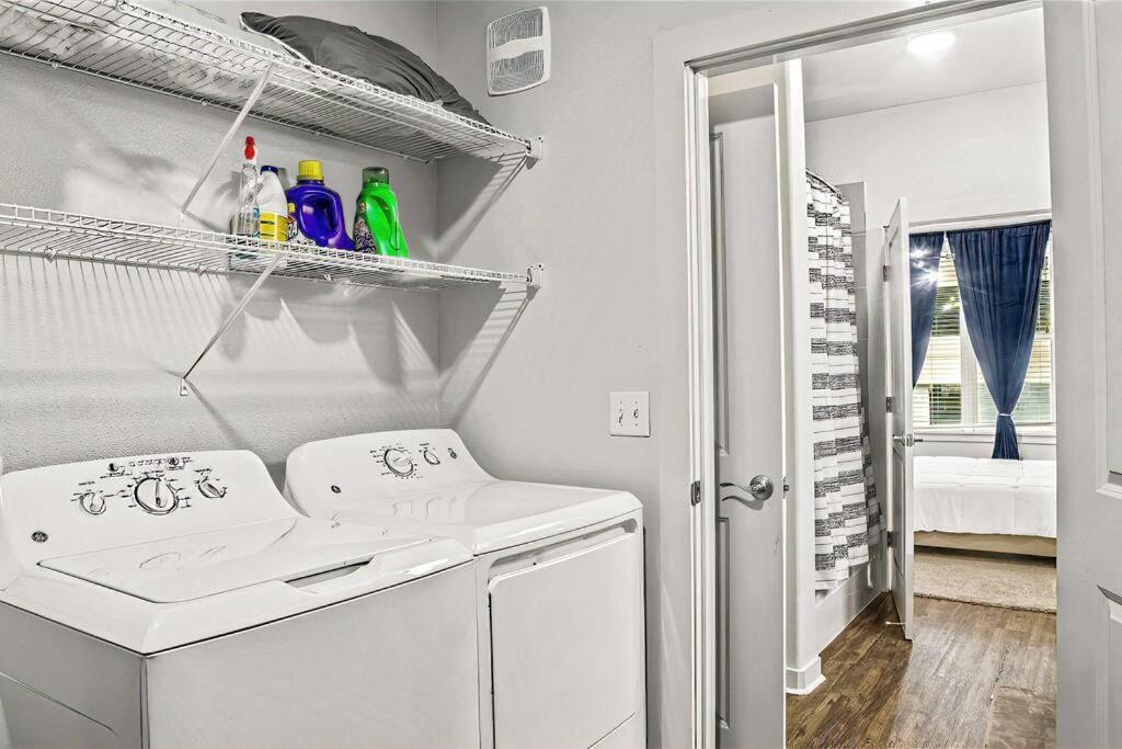 Contemporary Lux 1bd Downtown Apartment *