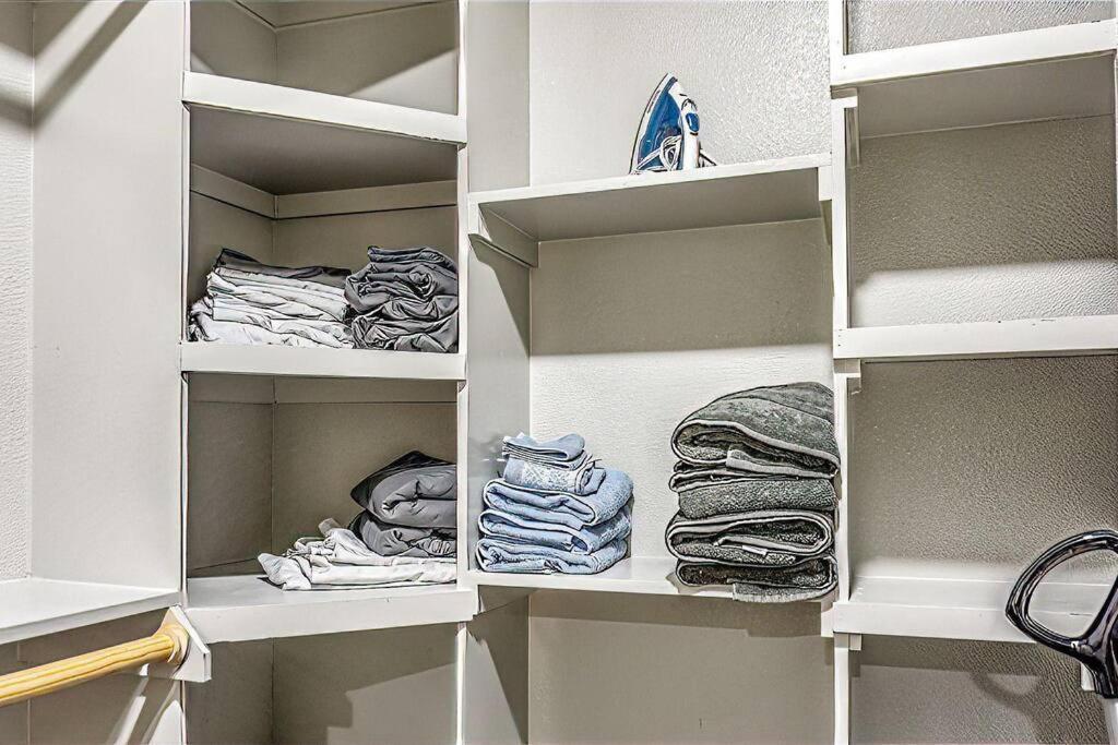 Contemporary Lux 1bd Downtown *