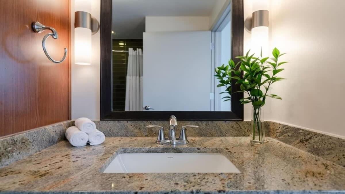 16th Fl Bold Cozysuites With Pool, Gym #3 *