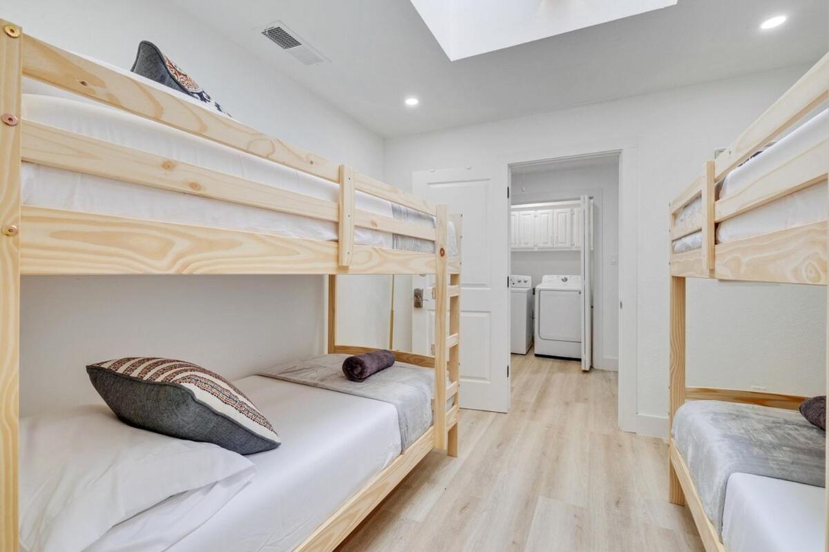 Superior 4br 2ba With Hot Tub & Grill Holiday home Dallas