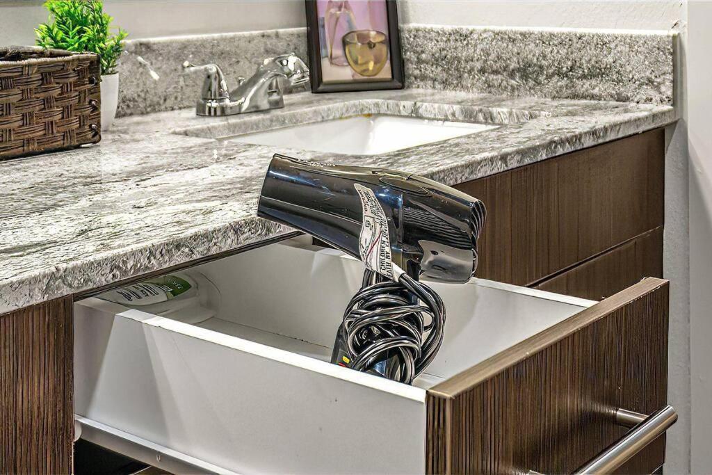 Contemporary Lux 1bd Downtown Apartment *
