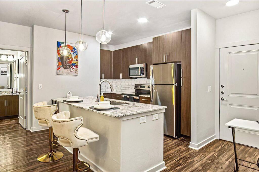 Contemporary Lux 1bd Downtown Apartment