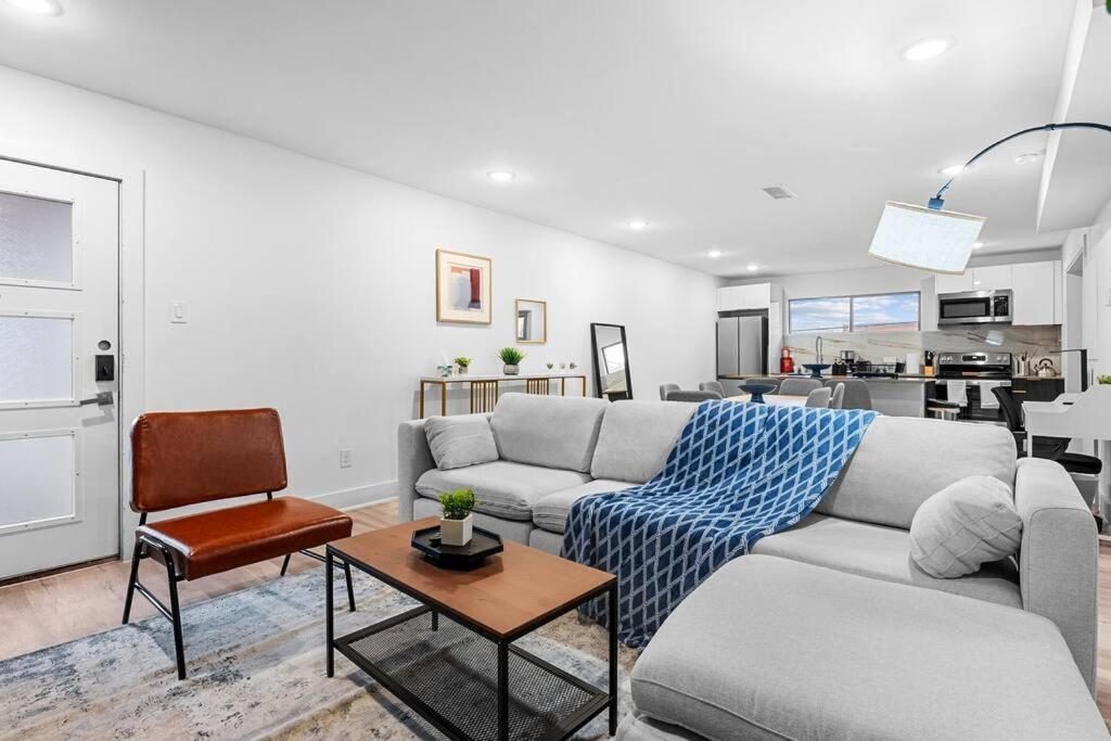 Stunning In Downton 2 Br/1 Bath Apartment *