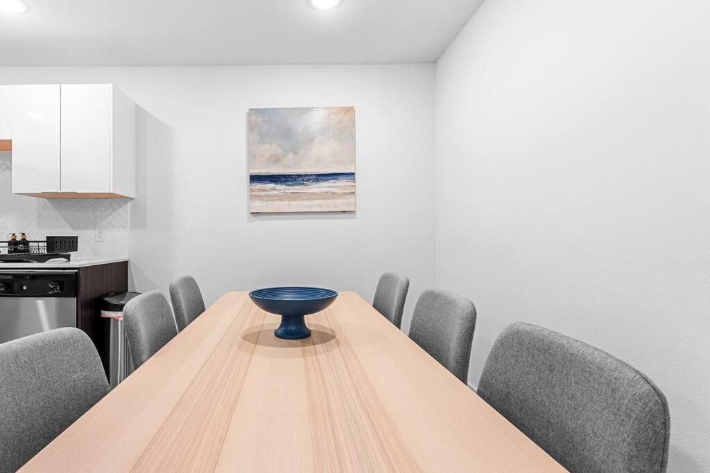 Stylish 2 Bed 1 Mile To Downtown Free Parking *