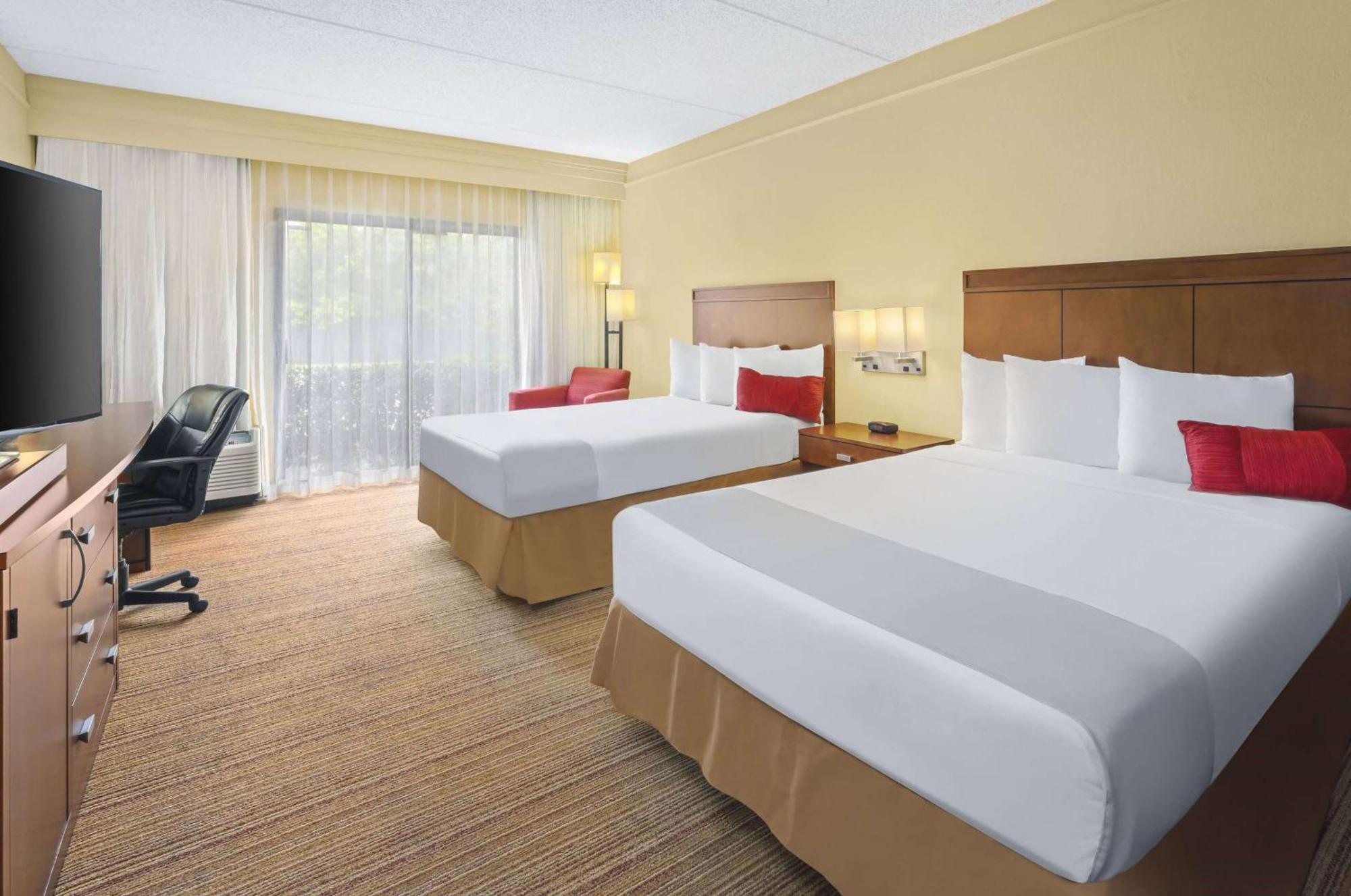 Super 8 By Wyndham Field Airport Hotel
