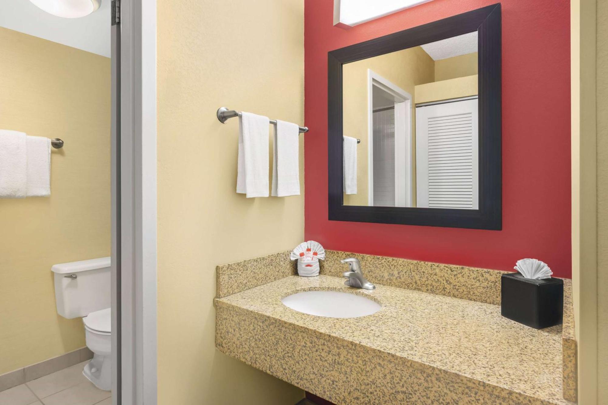 Hotel Super 8 By Wyndham Field Airport 2*