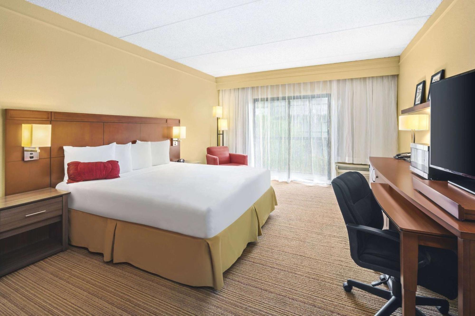 Super 8 By Wyndham Field Airport Hotel 2*