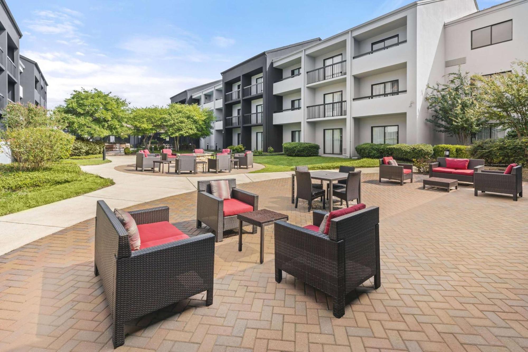 Hotel Super 8 By Wyndham Field Airport 2*