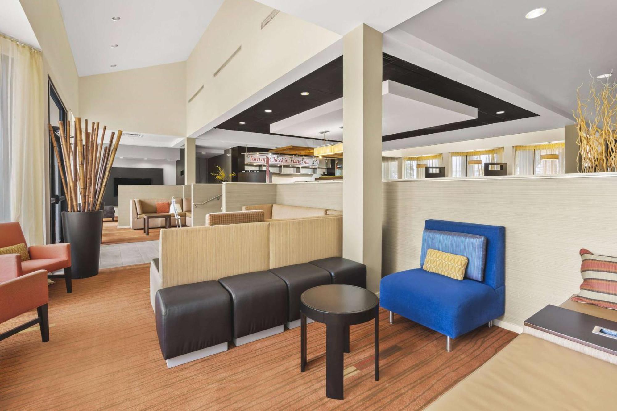 Super 8 By Wyndham Field Airport Hotel