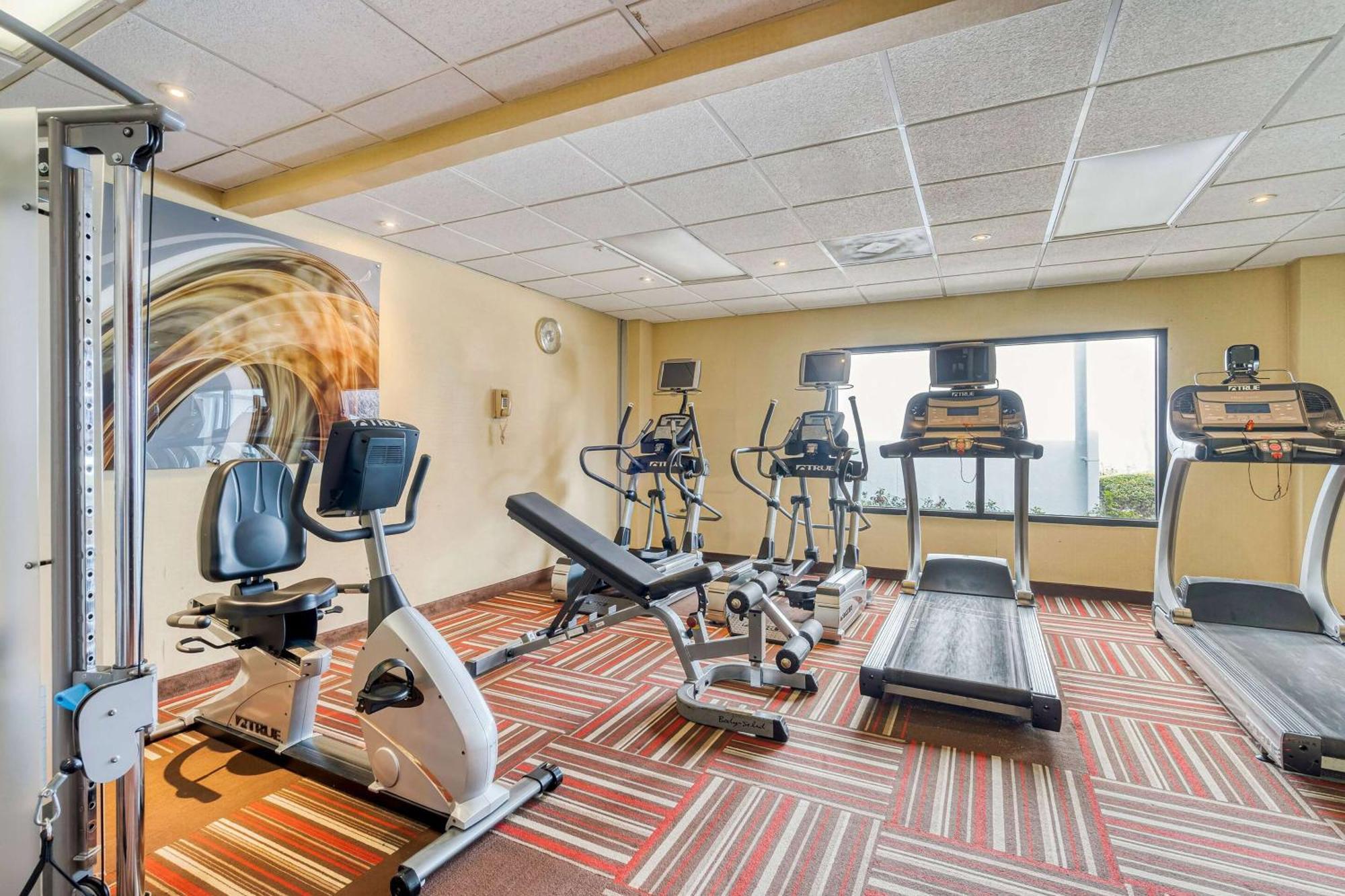 Super 8 By Wyndham Field Airport 2*
