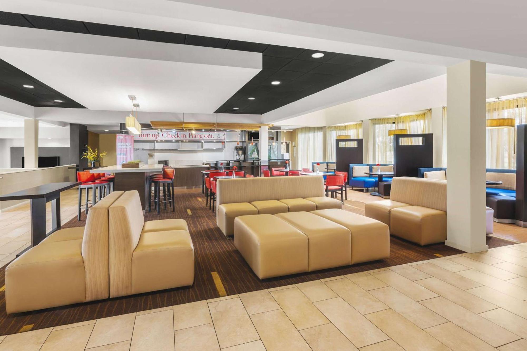 Super 8 By Wyndham Field Airport Hotel