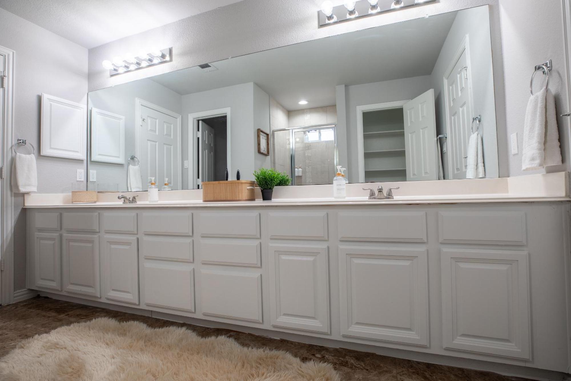 Elegant Executive Escape 3800 Sqft 5 Bedroom Villa Dallas