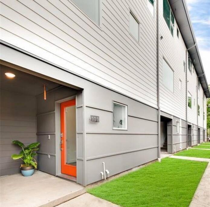 Amazing Location Modern 2-bed Townhome Dallas