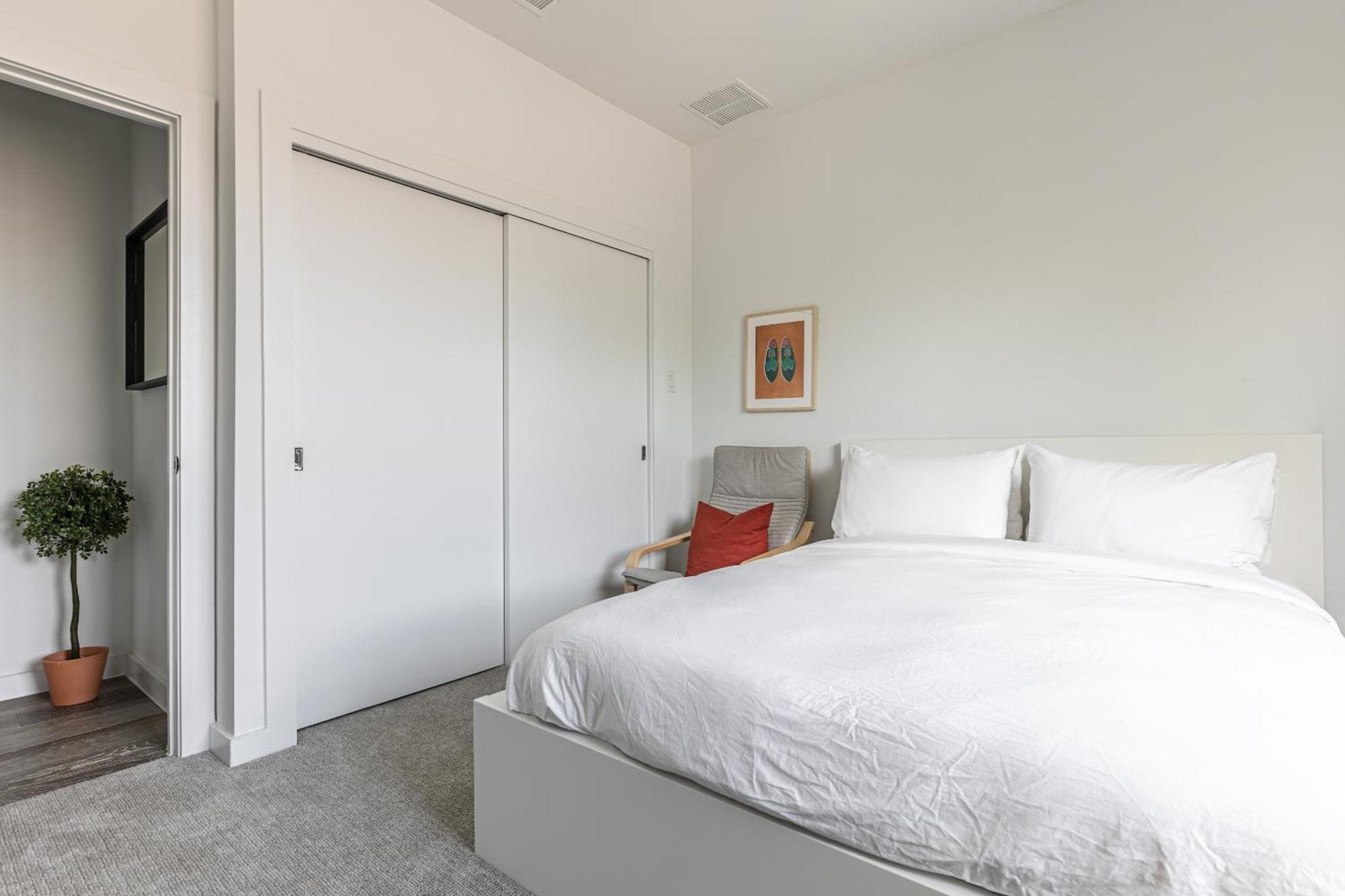 Amazing Location Modern 2-bed Townhome Holiday home Dallas