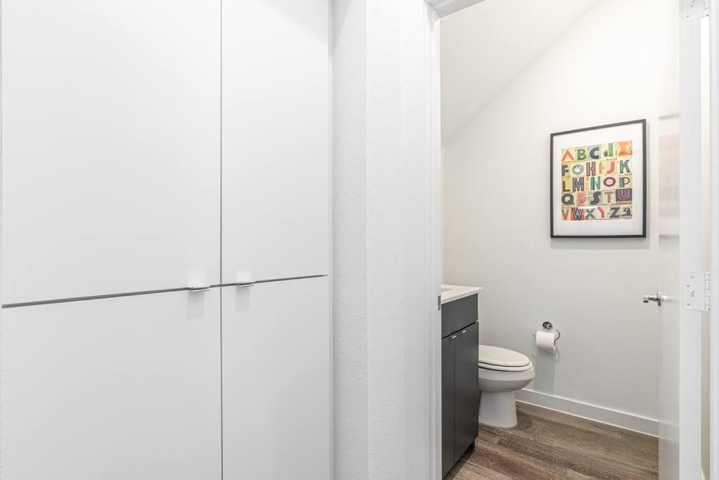 Amazing Location Modern 2-bed Townhome * Dallas