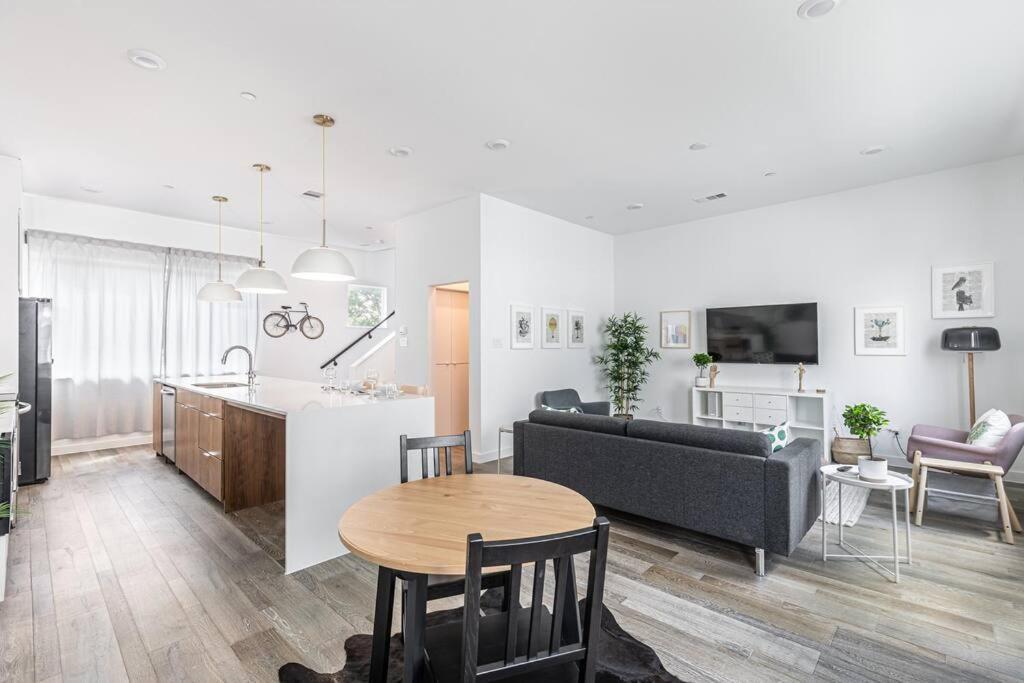 Amazing Location Modern 2-bed Townhome Holiday home Dallas