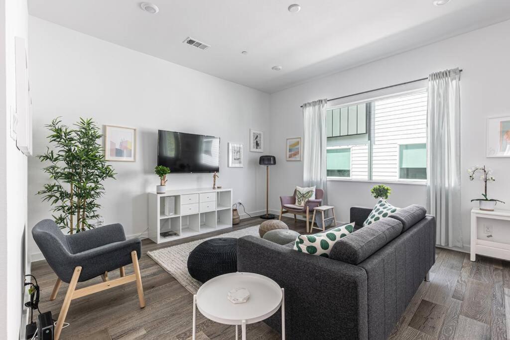 Amazing Location Modern 2-bed Townhome Dallas