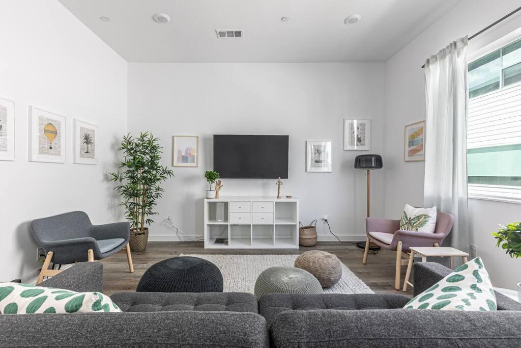 Amazing Location Modern 2-bed Townhome *