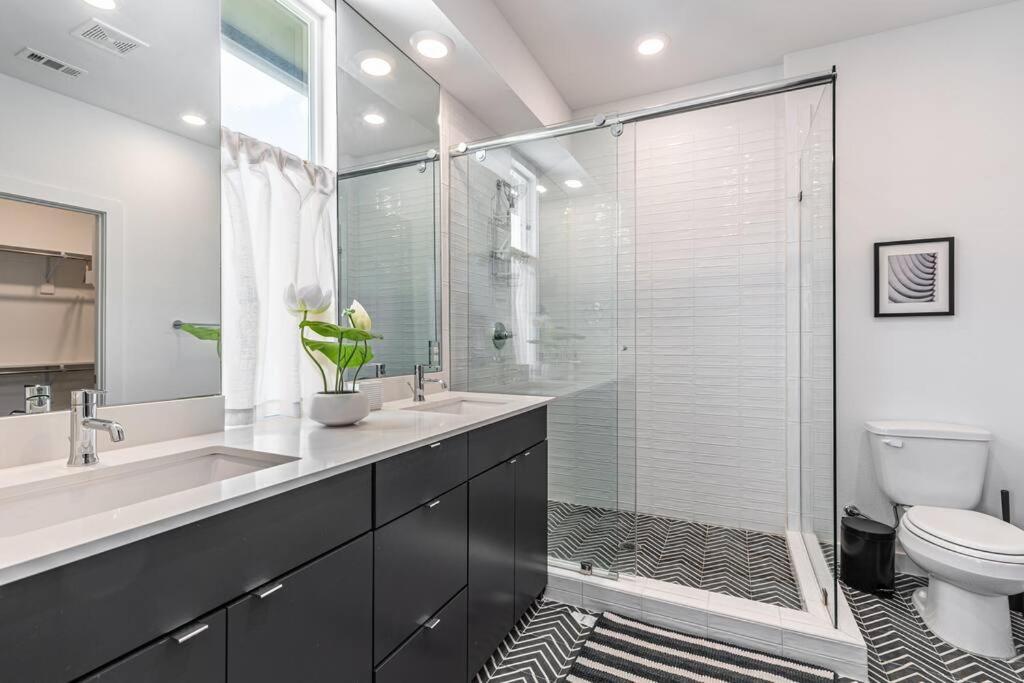 Amazing Location Modern 2-bed Townhome