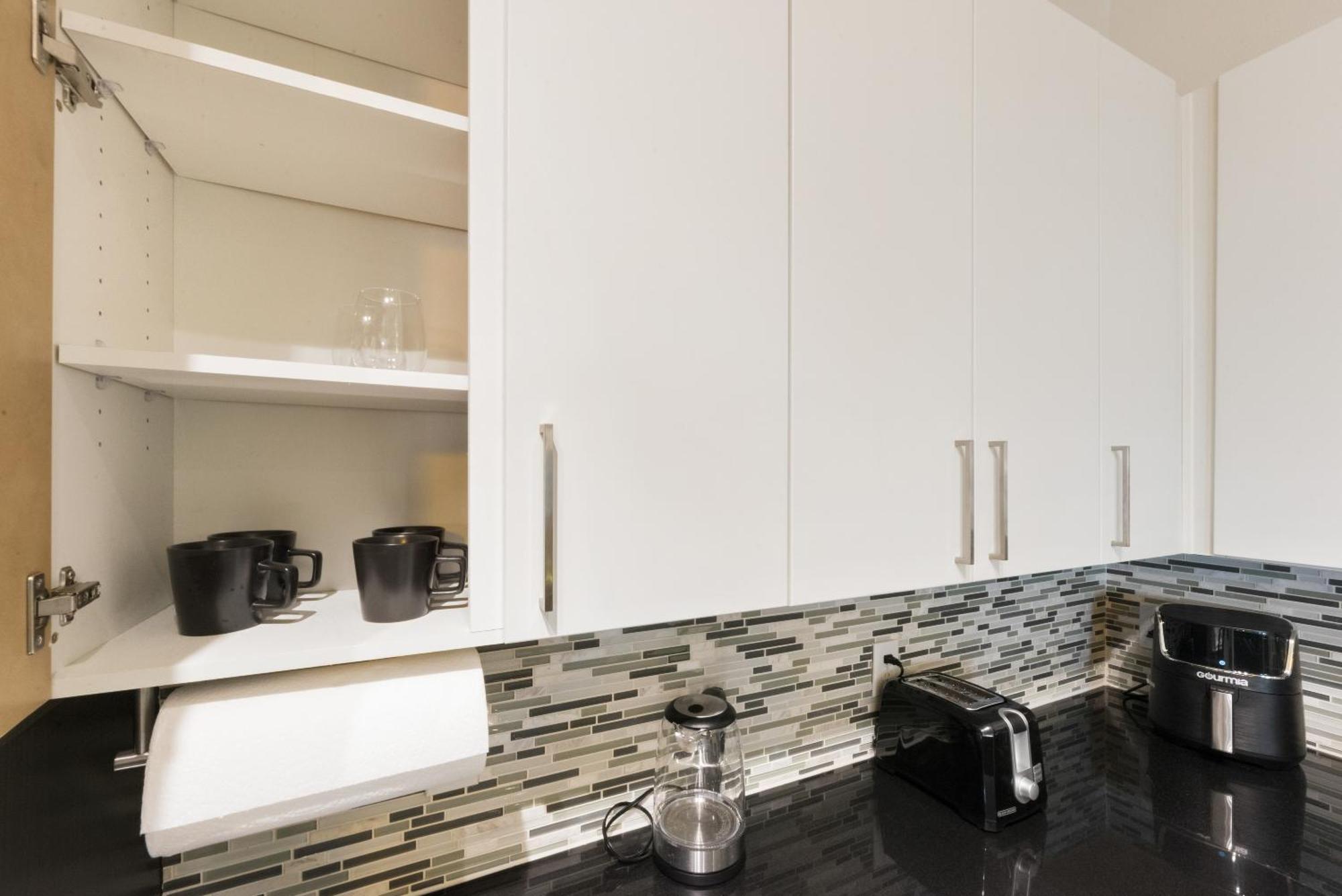 Trendy 2br I Pool I Gym I Free Parking I Workspace Apartment