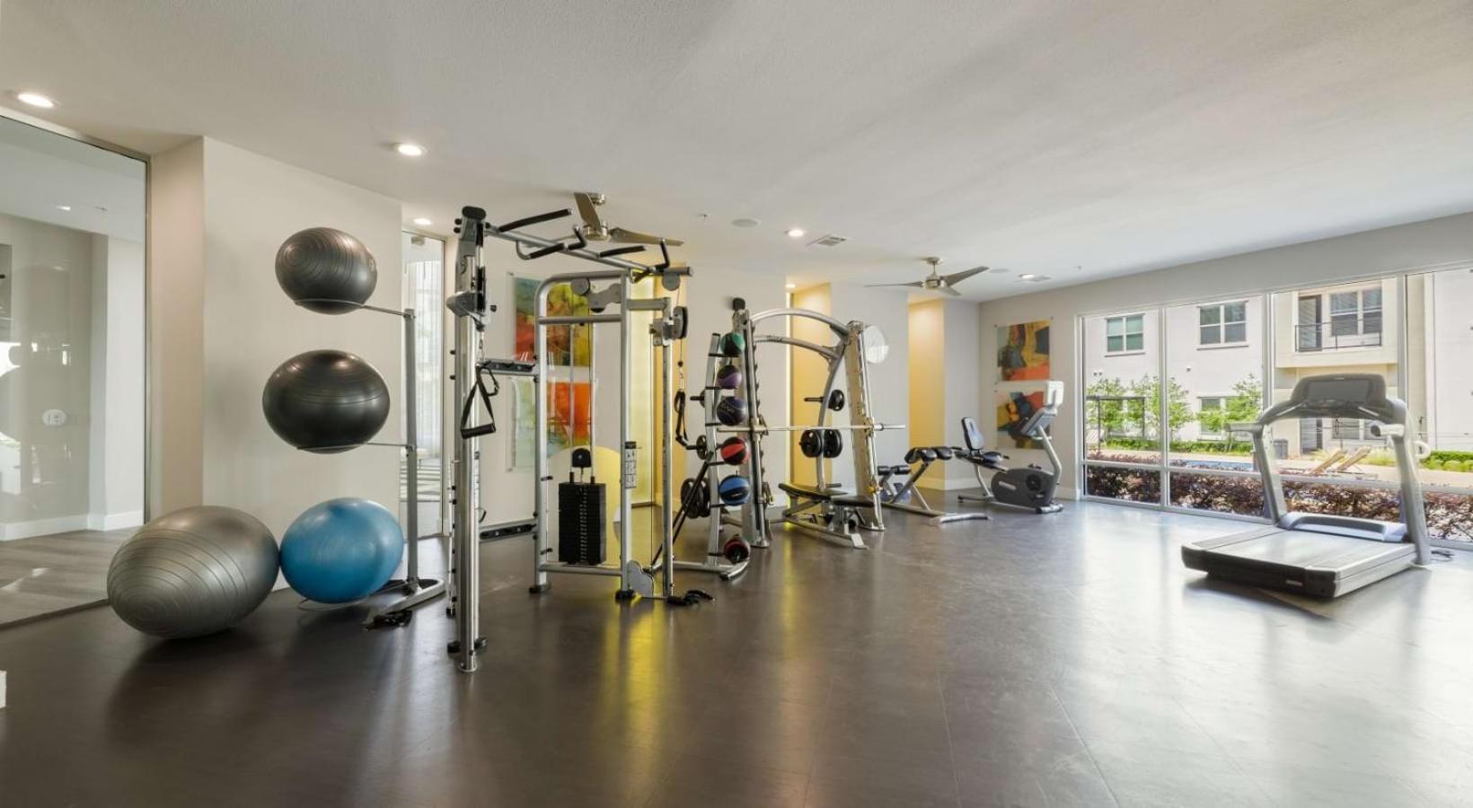 Apartment Trendy 2br I Pool I Gym I Free Parking I Workspace