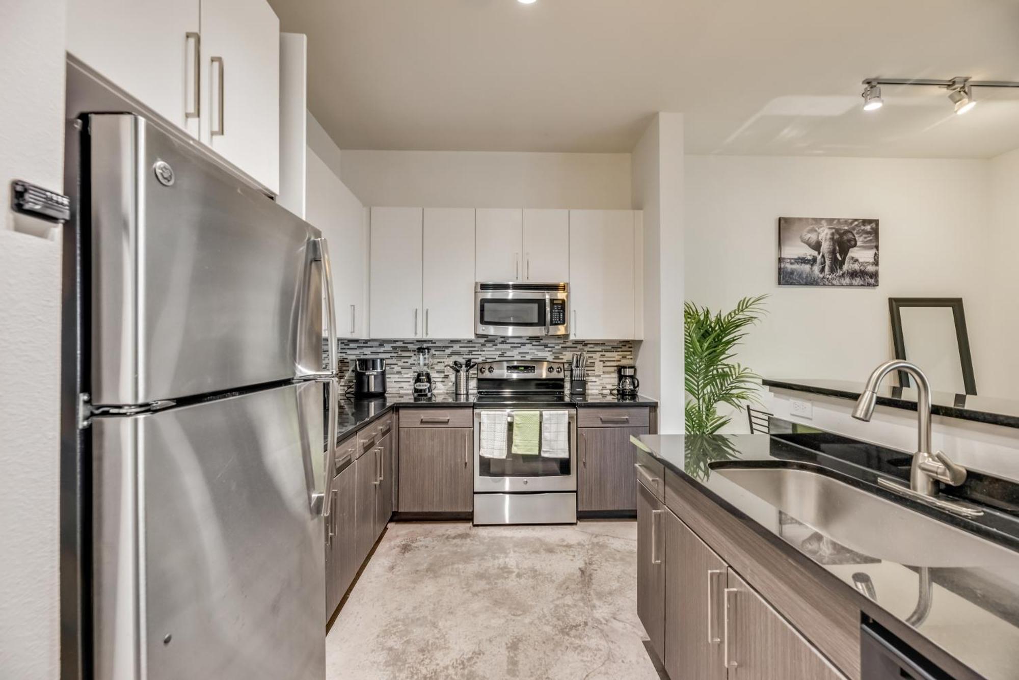 Apartment Trendy 2br I Pool I Gym I Free Parking I Workspace *