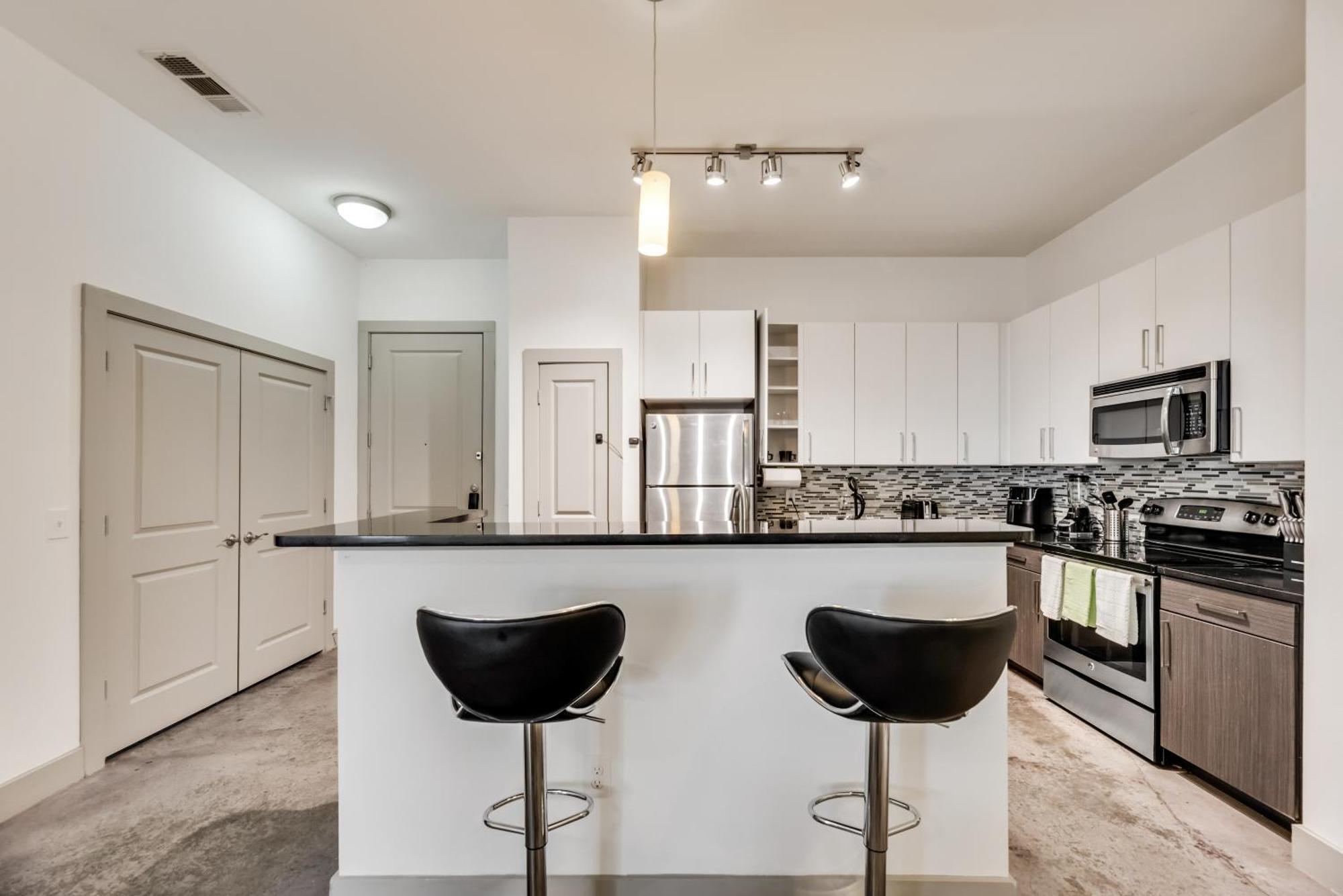 Trendy 2br I Pool I Gym I Free Parking I Workspace Apartment *